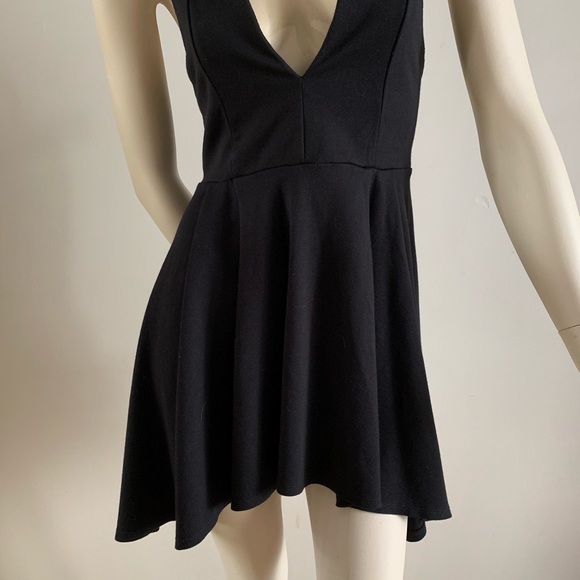 Black deep v dress - Picture 3 of 7